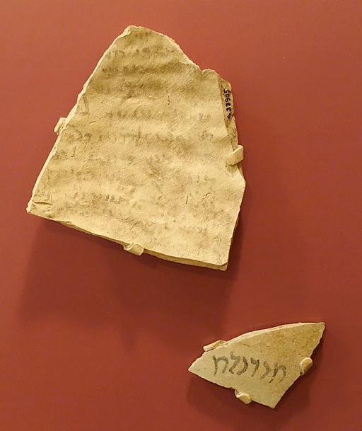 Image of aramea writing on a pot fragmentti.