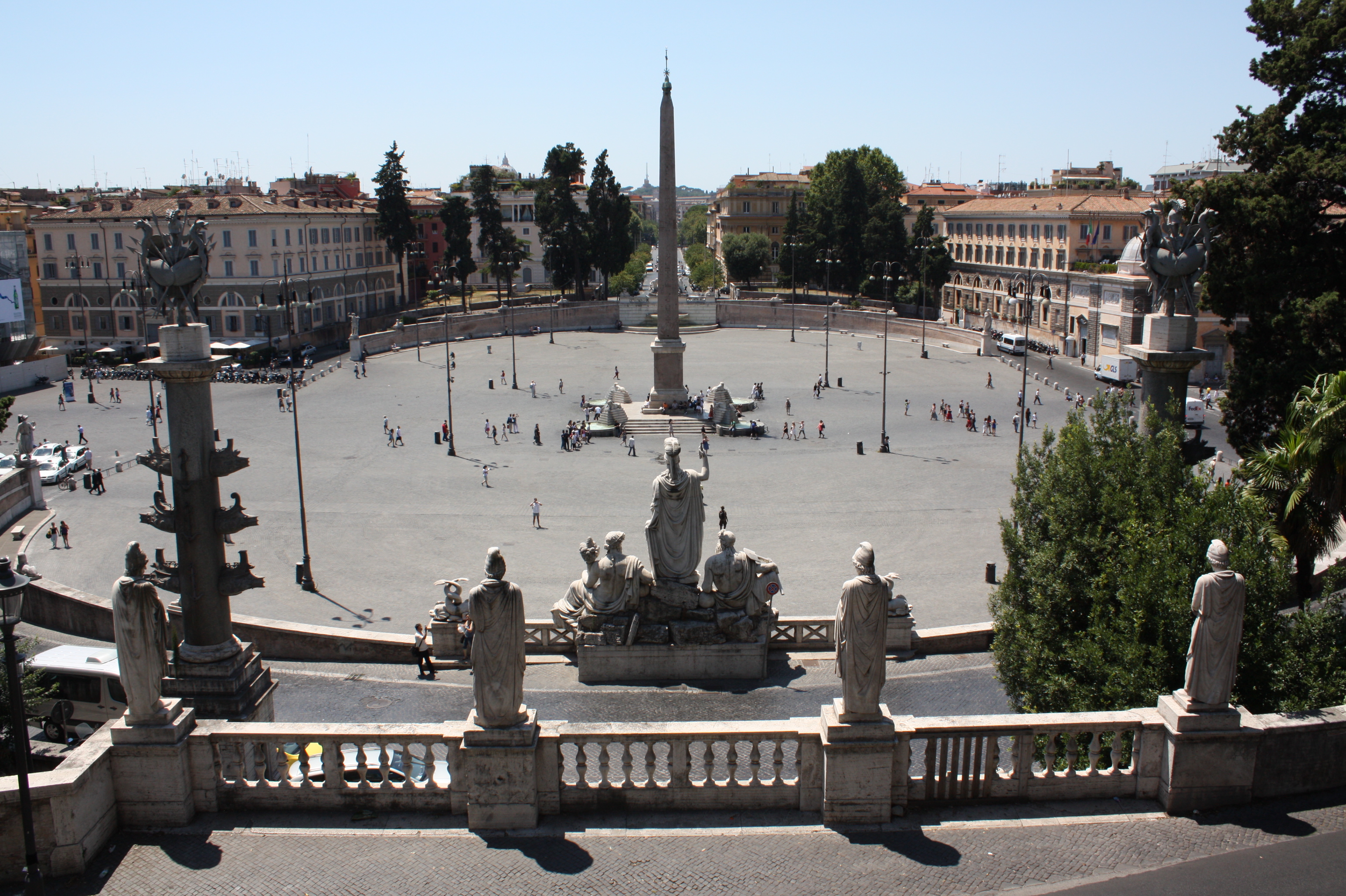Image of Statues overlooking the Piazza