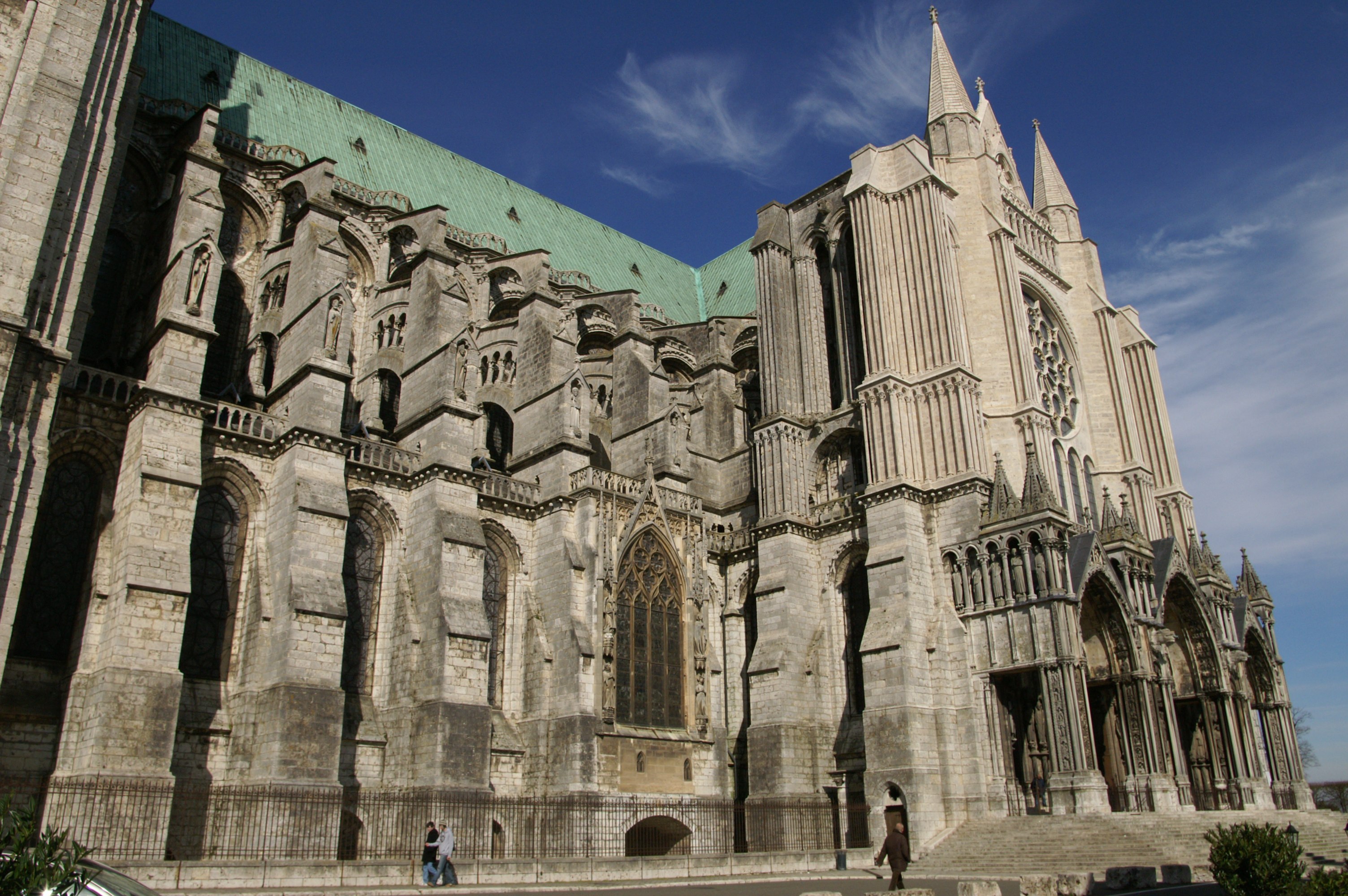 flying buttresses of chartres cathedral