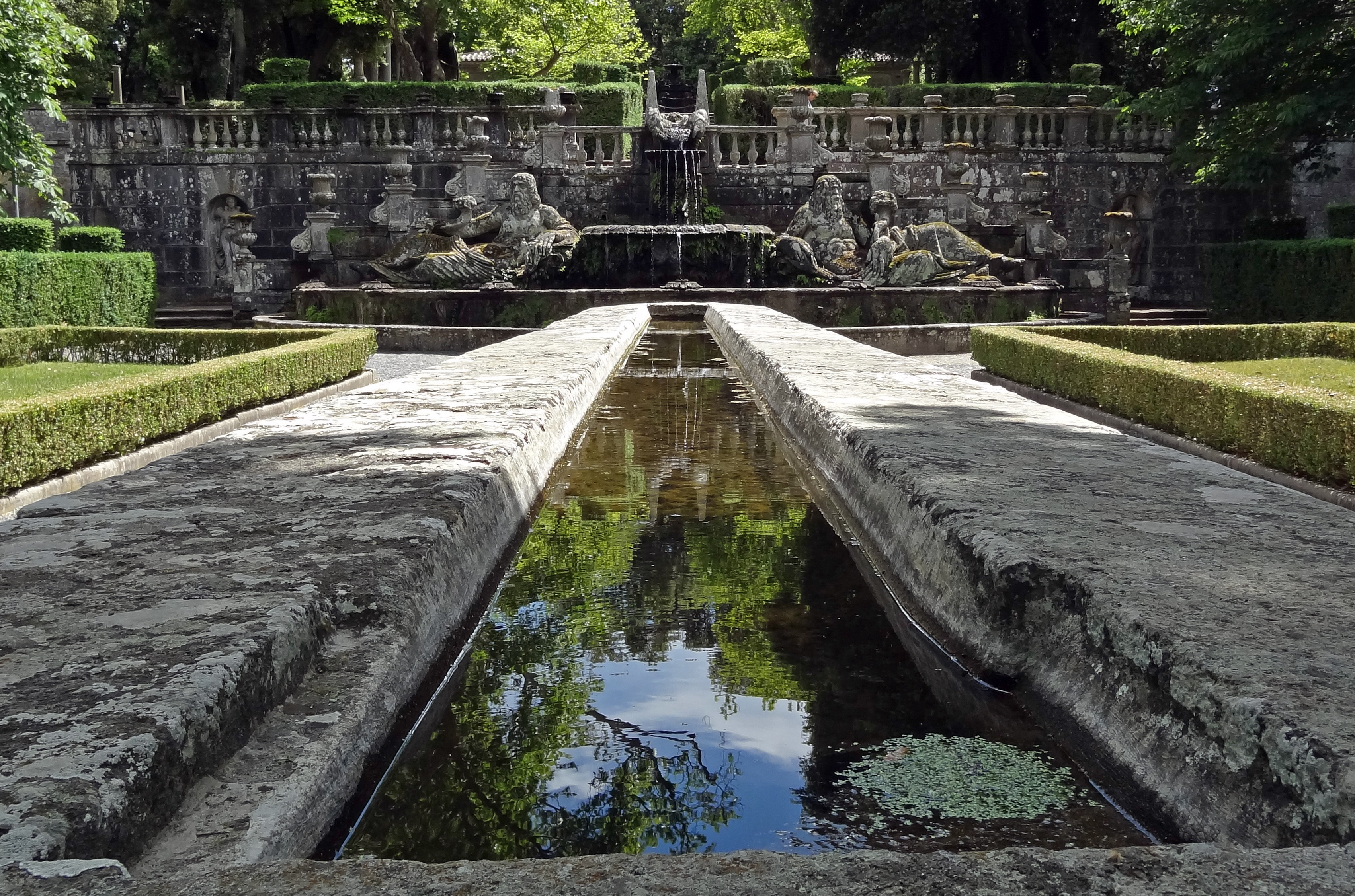Image of central water feature at Villa Lante.