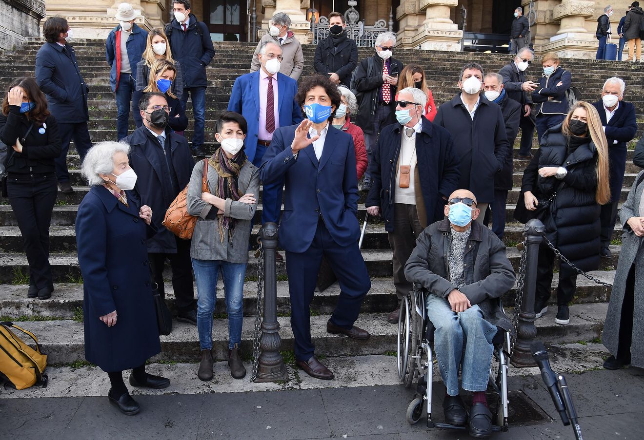 Marco Cappato (center), a campaigner with the Luca Coscioni Association