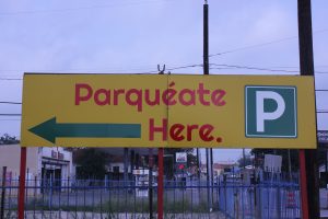 San Antonio street sign that says: Parqueate here.